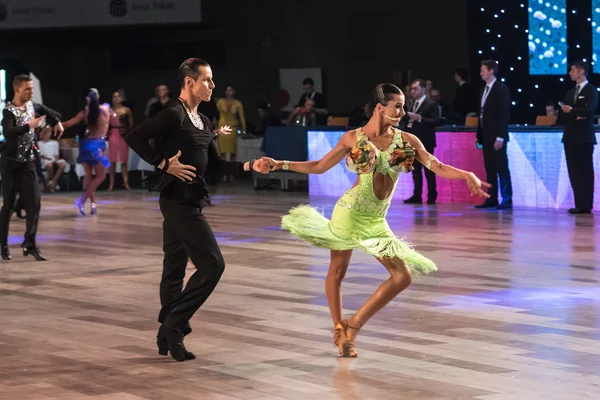 Wroclaw, Polonia - 14 de mayo de 2016: Una pareja de baile no identificada bailando danza latina durante la World Dance Sport Federation International Latin Adult Dance, el 14 de mayo en Wroclaw, Polonia —  Fotos de Stock