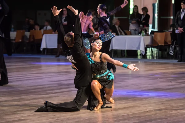 Wroclaw, Polonia - 14 de mayo de 2016: Una pareja de baile no identificada bailando danza latina durante la World Dance Sport Federation International Latin Adult Dance, el 14 de mayo en Wroclaw, Polonia — Foto de Stock