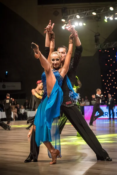 Wroclaw, Pologne - 14 mai 2016 : Un couple de danseurs non identifiés dansant la danse latine lors de la World Dance Sport Federation International Latin Adult Dance, le 14 mai à Wroclaw, Pologne — Photo