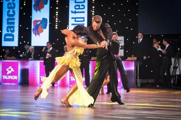 Wroclaw, Polônia - 14 de maio de 2016: Um casal de dança não identificado dançando dança latina durante a World Dance Sport Federation International Latin Adult Dance, em 14 de maio em Wroclaw, Polônia — Fotografia de Stock