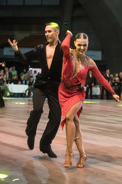 Wroclaw, Polonia - 14 de mayo de 2016: Una pareja de baile no identificada bailando danza latina durante la World Dance Sport Federation International Latin Adult Dance, el 14 de mayo en Wroclaw, Polonia Imágenes de stock libres de derechos