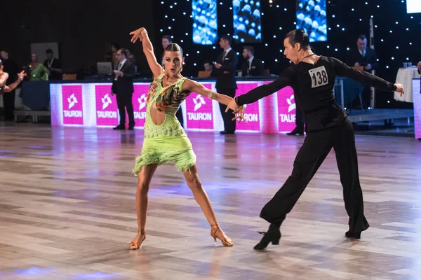 Wroclaw, Pologne - 14 mai 2016 : Un couple de danseurs non identifiés dansant la danse latine lors de la World Dance Sport Federation International Latin Adult Dance, le 14 mai à Wroclaw, Pologne Image En Vente