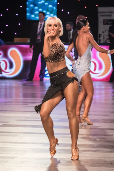 Wroclaw, Polonia - 14 de mayo de 2016: Una pareja de baile no identificada bailando danza latina durante la World Dance Sport Federation International Latin Adult Dance, el 14 de mayo en Wroclaw, Polonia Imagen de stock
