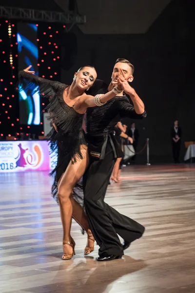 Wroclaw, Polonia - 14 de mayo de 2016: Una pareja de baile no identificada bailando danza latina durante la World Dance Sport Federation International Latin Adult Dance, el 14 de mayo en Wroclaw, Polonia Fotos de stock