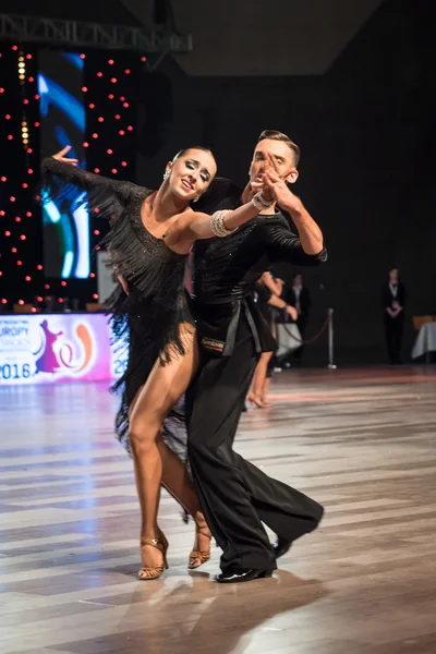 Wroclaw, Pologne - 14 mai 2016 : Un couple de danseurs non identifiés dansant la danse latine lors de la World Dance Sport Federation International Latin Adult Dance, le 14 mai à Wroclaw, Pologne Photo De Stock