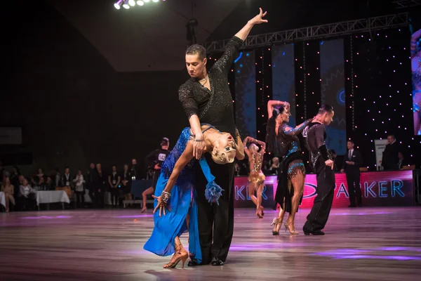 Wroclaw, Polonia - 14 de mayo de 2016: Una pareja de baile no identificada bailando danza latina durante la World Dance Sport Federation International Latin Adult Dance, el 14 de mayo en Wroclaw, Polonia Fotos de stock libres de derechos