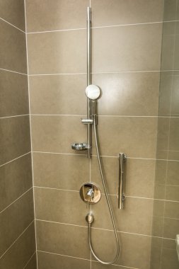 Kahverengi fayans duvarında banyo.