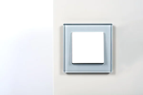 Lichtschakelaar met zilveren glas frame op de muur — Stockfoto