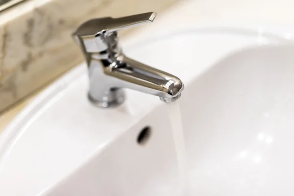 Lavabo ve musluk su ile evde bırakın — Stok fotoğraf