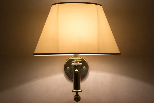 Vägglampa med gul nyans från duk — Stockfoto