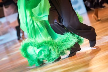 Dans yarışmasında dans eden çift.