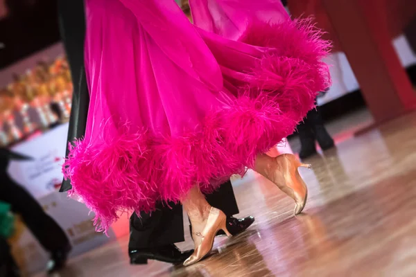 Paar Tanzt Standardtanz Auf Tanzwettbewerb — Stockfoto