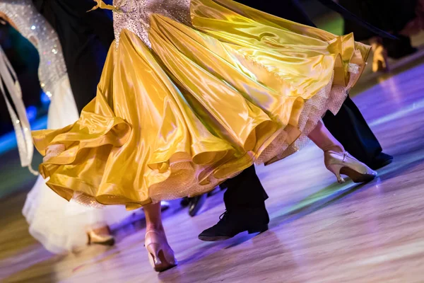 Casal Dança Dança Padrão Pista Dança — Fotografia de Stock