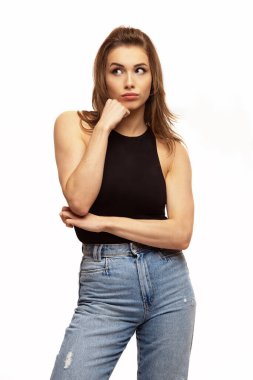 Beyaz arka plandaki genç bir kadını düşünmek ya da merak etmek.