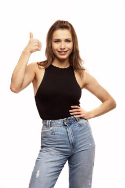 Beyaz arka planda gülümseyen genç bir kadının portresi