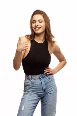 Beyaz arka planda gülümseyen genç bir kadının portresi