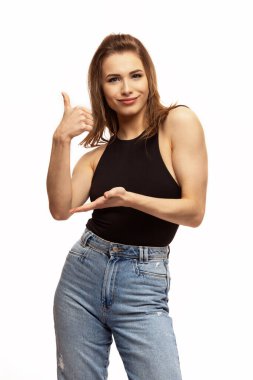 Beyaz arka planda gülümseyen genç bir kadının portresi