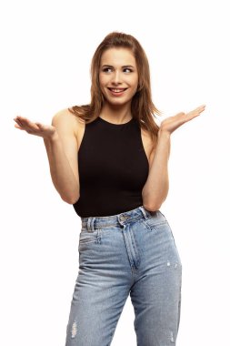 Beyaz arka planda gülümseyen genç bir kadının portresi