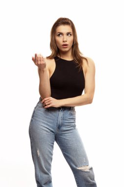 Beyaz arka plandaki genç bir kadını düşünmek ya da merak etmek.