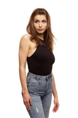 Beyaz arka plandaki genç bir kadını düşünmek ya da merak etmek.