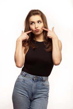 Beyaz arka plandaki genç bir kadını düşünmek ya da merak etmek.