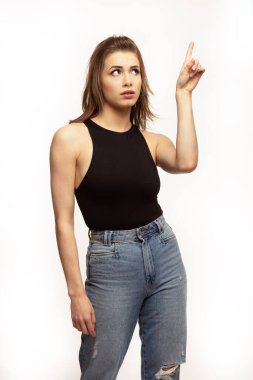 Beyaz arka plandaki genç bir kadını düşünmek ya da merak etmek.