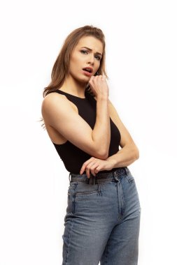 Beyaz arka plandaki genç bir kadını düşünmek ya da merak etmek.