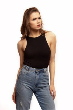 Beyaz arka planda sinirli genç bir kadın.