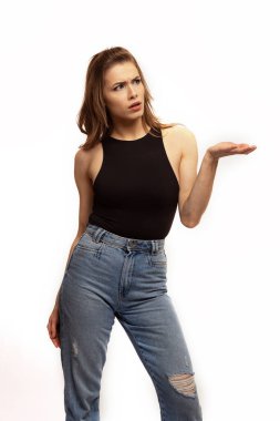 Beyaz arka planda sinirli genç bir kadın.