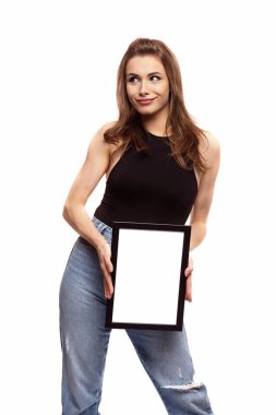 Beyaz arka planda mesajınız ya da resminiz için çerçeveli bir şey düşünen ya da merak eden genç bir kadın.