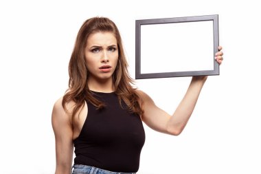 Beyaz arka planda mesajınız ya da resminiz için çerçeveli bir şey düşünen ya da merak eden genç bir kadın.