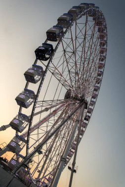 Akşamları büyük bir lunapark.