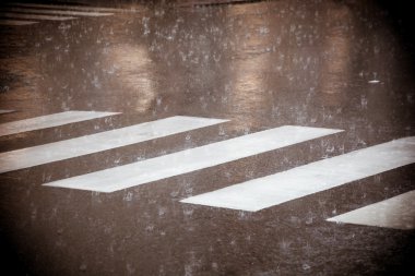 büyük yağmur fırtınası sırasında yaya geçidi