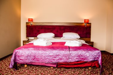 havlu ve bornoz ile lüks otel odasında Çift Kişilik Yatak