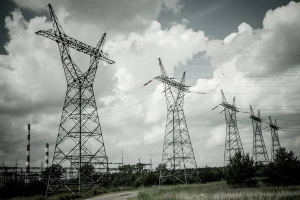 Pylon i linia przesyłowa w letni dzień — Zdjęcie stockowe