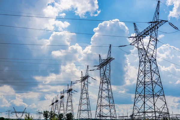 Mast und Hochspannungsleitung an Sommertagen — Stockfoto