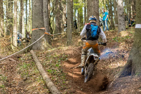 Motocross-Fahrer beim Drapak-Rodeo-Rennen — Stockfoto