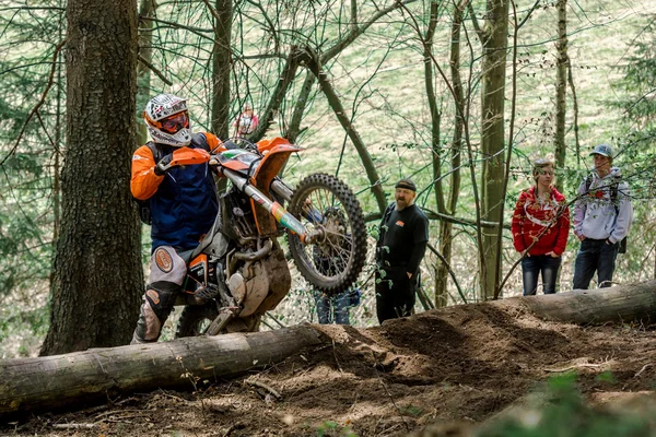 Motocross piloto na corrida de rodeio Drapak — Fotografia de Stock