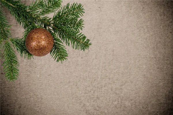 Ramo verde con palla di Natale su sfondo tela — Foto Stock