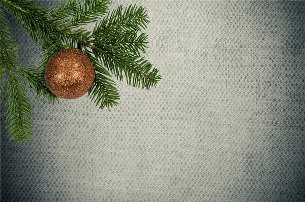 A rajzvászon háttérszínén labdát karácsonyi zöld ág — Stock Fotó
