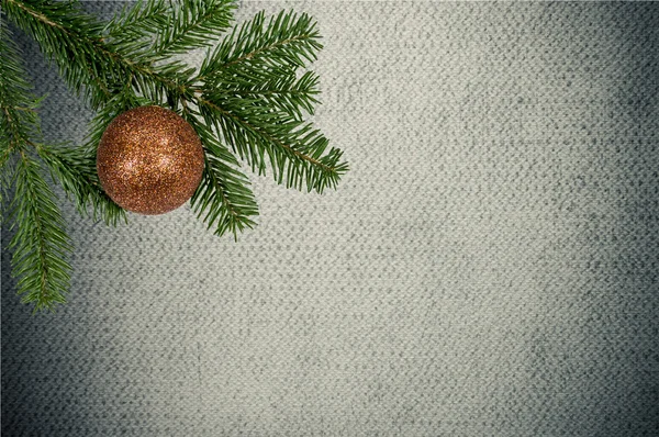 Ramo verde com bola de Natal sobre tela de fundo — Fotografia de Stock