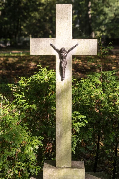 Статуя Иисуса Христа на кладбище — стоковое фото