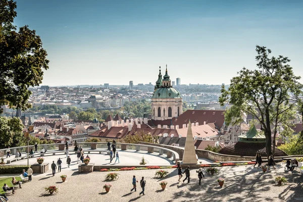 布拉格，捷克共和国-2015 年 10 月 10 日: 游客在布拉格的观点: 城市景观和圣尼古拉斯教堂 — 图库照片