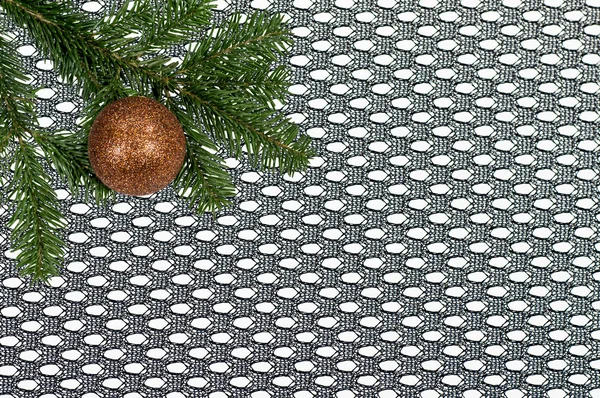 Branche verte avec boule de Noël sur fond de toile — Photo