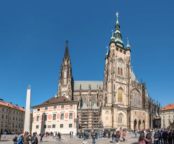 PRAGUE, CZECH REPUBLIC - OCTOBER 10, 2015: Tourists near St. Vitus Cathedral in Prague Castle(Hradchany), Prague, Czech Republic — Stock Photo, Image