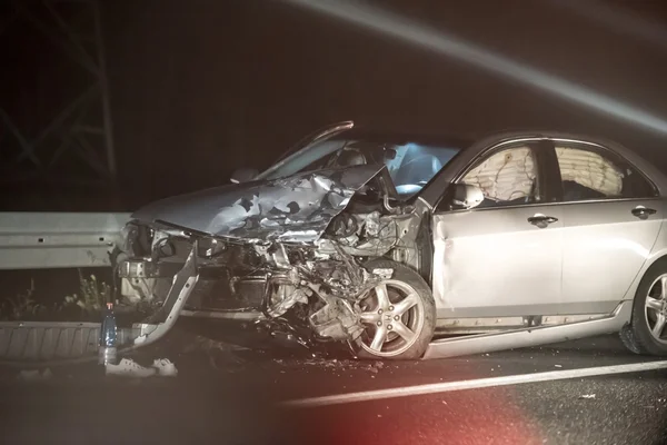 Colidiu carro em acidente de noite — Fotografia de Stock