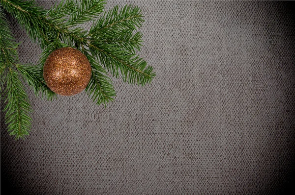 Groene tak met Kerstmis bal op doek achtergrond — Stockfoto