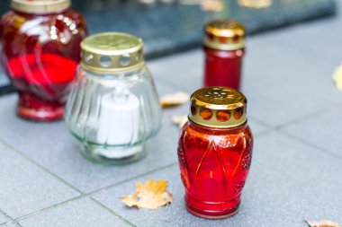 Mezarı üzerine mum