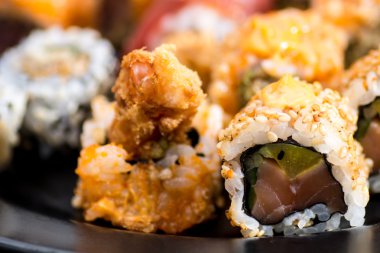 çeşitli tür rulo suşi plaka üzerinde