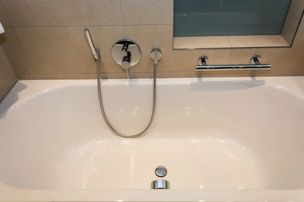 Κεραμικά πολυτελές εσωτερικό λευκό μπανιέρα στο μπάνιο — Φωτογραφία Αρχείου